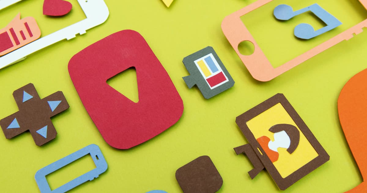 Persona en sala de reuniones escuchando una historia proyectada en pantalla